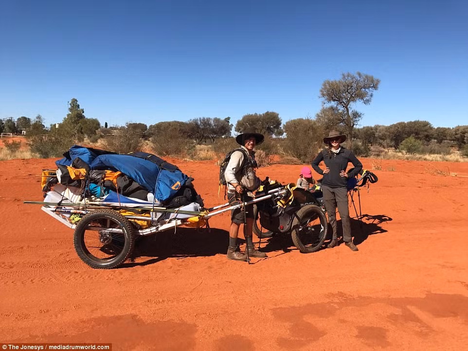 Gia đình trẻ này đã thực hiện được 1.000 km trong hành trình đi bộ hơn 1.800 km tới những vùng đất xa xôi hẻo lánh của nước Úc.