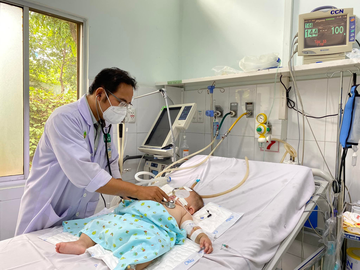 Sốt xuất huyết lại bị tiêm vào cơ, bé gái 7 tuổi nguy kịch Sot xuat huyet lai bi tiem vao co, be gai 7 tuoi nguy kich