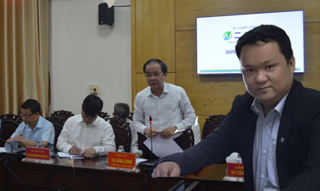 Hai ông Tạ Văn Long (Phó chủ tịch thường trực UBND tỉnh) và Trần Huy Tuấn (Trưởng ban Tổ chức Tỉnh ủy) được bầu giữ chức Phó bí thư Tỉnh ủy. (Ông Long đứng trái, ông bên phải).