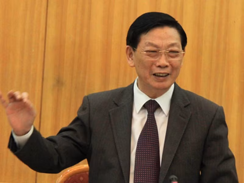 Người tiền nhiệm của ông Nguyễn Đức Chung là ông Nguyễn Thế Thảo (sinh ngày 21/3/1952, nguyên quán tỉnh Bắc Ninh) ông là kiến trúc sư, tiến sĩ kinh tế và lý luận chính trị cao cấp) được bầu làm Chủ tịch UBND Hà Nội và tái cử chức vụ này năm 2008 khi Hà Nội mở rộng địa giới hành chính.