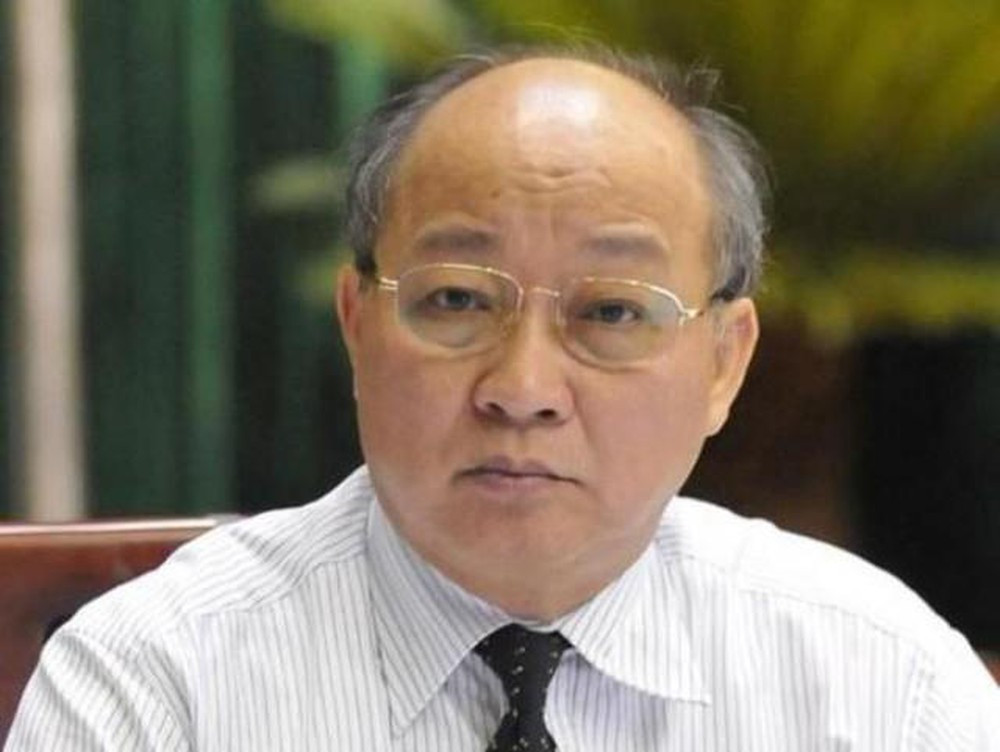 Ông Nguyễn Quốc Triệu (SN 1951, nguyên quán tỉnh Bắc Ninh) là tiến sĩ, bác sĩ, từng giữ chức giám đốc Sở Y tế Hà Nội. Sau đó, ông được bổ nhiệm làm Phó Chủ tịch Ủy ban Nhân dân TP Hà Nội phụ trách giáo dục, y tế, văn hóa xã hội. Tại kỳ họp thứ nhất Hội đồng nhân dân (HĐND) TP Hà Nội khóa XIII ngày 20/5/2004, ông được bầu làm Chủ tịch thành phố.