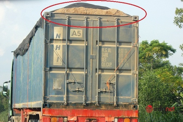 Xe cat noc container cho cat dap ngon 'lam mua lam gio', CSGT bo tay-Hinh-12