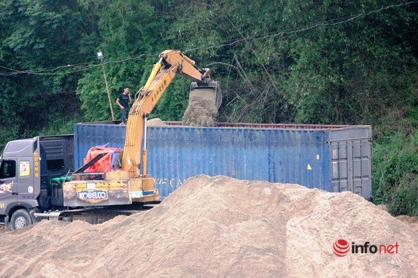 Xe cat noc container cho cat dap ngon 'lam mua lam gio', CSGT bo tay-Hinh-3