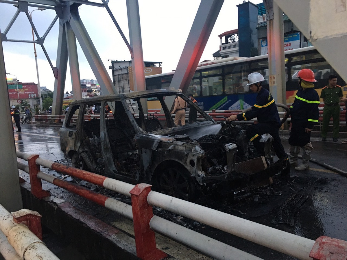 Trao đổi với PV, một lãnh đạo Đội CSGT số 1, Công an Hà Nội xác nhận vụ việc trên và cho biết, nguyên nhân cháy xe Range Rover bốc cháy chơ khung đang được cơ quan chức năng điều tra, làm rõ. 