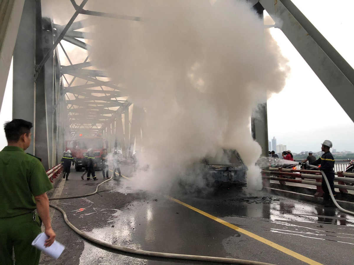 Giao thông trên cầu cũng như trên đường Nguyễn Văn Cừ hướng vào nội đô gần như "đóng băng."