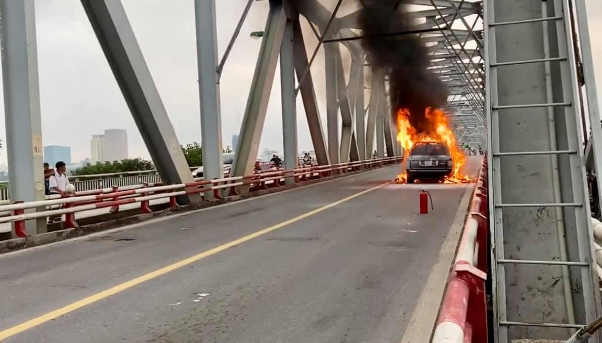 Nhiều phương tiện đã di chuyển sang các cây cầu khác như Vĩnh Tuy, gây áp lực giao thông khiến cho cây cầu này cũng trở nên ùn nặng.