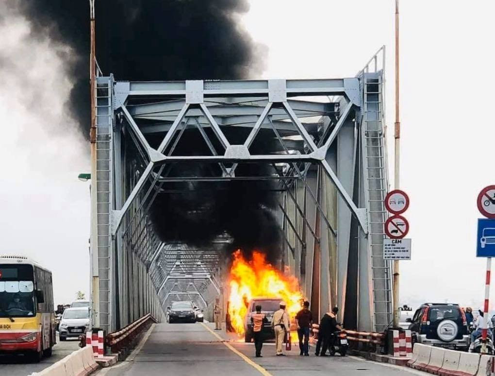 Ngọn lửa cháy dữ dội bao trùm toàn bộ xe. Cột khói đen bốc lên cao hàng chục mét.