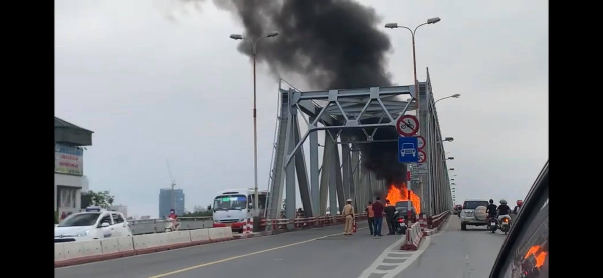 Chiều 27/9, một chiếc xe Range Rover biển kiểm soát 30A-78676 bất ngờ bốc cháy ngùn ngụt trên cầu Chương Dương, Hà Nội.