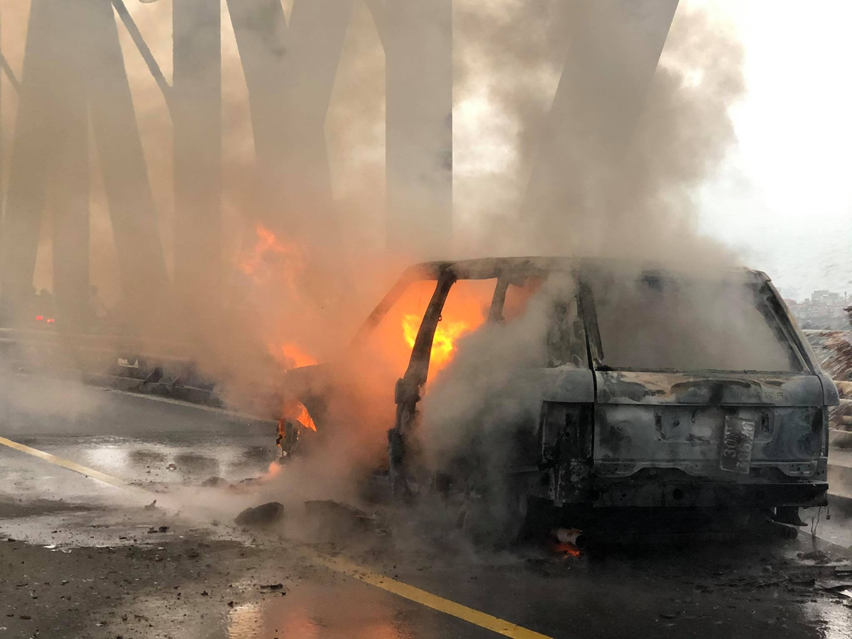 Theo thông tin ban đầu vụ cháy xe ô tô Range Rover xảy ra vào khoảng 16h45, vào giờ cao điểm nên gây tắc nghẽn nghiêm trọng.