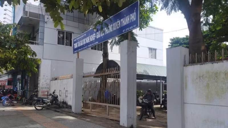  4. Tạm đình chỉ 4 nữ sinh đánh nhau ở Bến Tre: Ngày 29/9, Trung tâm giáo dục thường xuyên TP Bến Tre (tỉnh Bến Tre) quyết định đình chỉ học tập đối với 4 nữ sinh do có liên quan đến clip đánh nhau bị phát tán trên mạng. Nữ sinh bị đánh tên N học lớp 10A3, một em tên V và hai bạn nữ khác học lớp 10A6 tham gia đánh bạn là N. Sự việc diễn ra nhanh nên nhà trường không kịp can ngăn.