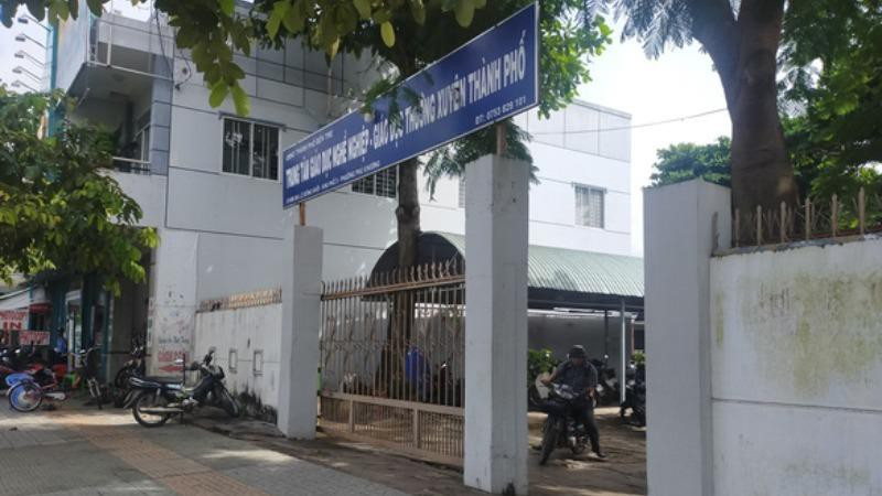  4. Tạm đình chỉ 4 nữ sinh đánh nhau ở Bến Tre: Ngày 29/9, Trung tâm giáo dục thường xuyên TP Bến Tre (tỉnh Bến Tre) quyết định đình chỉ học tập đối với 4 nữ sinh do có liên quan đến clip đánh nhau bị phát tán trên mạng. Nữ sinh bị đánh tên N học lớp 10A3, một em tên V và hai bạn nữ khác học lớp 10A6 tham gia đánh bạn là N. Sự việc diễn ra nhanh nên nhà trường không kịp can ngăn.