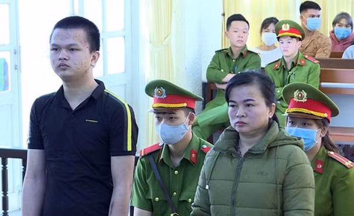  5. Dùng súng bắn chết chồng, 2 mẹ con lĩnh án: Ngày 29/9, TAND tỉnh Lâm Đồng đã tuyên phạt bị cáo là Nguyễn Thị Nga (SN 1973) 20 năm tù và Phạm Phi Trường (SN 2001, con trai của Nga; đều ngụ huyện Đạ Tẻh, tỉnh Lâm Đồng) 16 năm tù về tội “Giết người”. Theo bản cáo trạng, lo sợ chồng là ông P.V.D. (SN 1964) phát hiện việc mình rút tiền tiết kiệm để tiêu xài cá nhân, đối tượng đã bàn bạc với con trai sát hại nạn nhân.