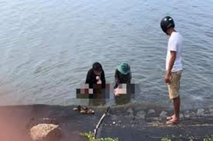  6. Phát hiện thi thể nam sinh lớp 10 nổi trên sông: Sáng 29/9, người dân chèo ghe đi thả lưới trên sông Trường Giang, đoạn chảy qua xã Tam Hiệp (huyện Núi Thành, tỉnh Quảng Nam) phát hiện thi thể nam sinh nổi trên mặt nước. Nạn nhân tên là Phan Công D. (SN 2005, trú thôn Vân Thạch, xã Tam Hiệp). Hiện D. là học sinh lớp 10 Trường THPT Nguyễn Huệ. 