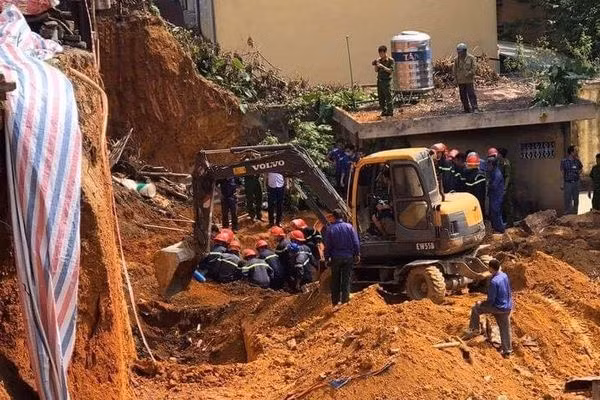 Theo đó, vụ sập công trình khiến 4 người tử vong xảy ra vào khoảng 9h30h ngày 1/9, tại khu vực công trường nằm trong khuôn viên Trung tâm Kỹ thuật tổng hợp - Hướng nghiệp dạy nghề tỉnh Phú Thọ, trong quá trình thi công tường rào kè ngăn sạt lở đã xảy ra vụ sạt lở đất làm 4 người tử vong.