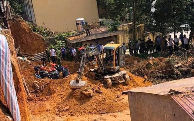 Tại hiện trường xảy ra vụ tai nạn lao động, theo quan sát đây là khu vực nằm sau khuôn viên chính của trường, vị trí sạt lở nằm sát nhà dân và phần đất giáp ranh cao chừng gần 5m, dài 40m, hiện đã được gia cố chiều dài khoảng 10m để chống sụt.