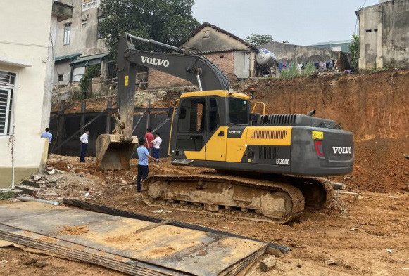 Danh tính 4 nạn nhân tử vong gồm: Nguyễn Kim Đồng (SN 1976, trú tại xã Đại An huyện Thanh Ba), Nguyễn Thị Minh (SN 1980 trú tại xã Bình Phú, huyện Phù Ninh), Nguyễn Văn Hải (SN 1979) và Nguyễn Thị Loan (SN 1967, đều trú tại xã Phượng Lâu, TP. Việt Trì, tỉnh Phú Thọ). Hiện vụ sập công trình khiến 4 người tử vong đang được cơ quan chức năng điều tra, làm rõ.