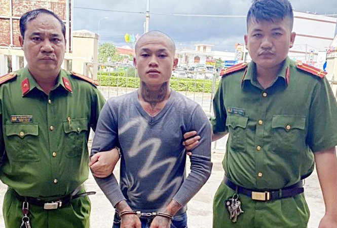  3. Bắt kẻ đâm, chém người ở tiệc sinh nhật sau 6 giờ gây án: Đến 4h sáng 28/9, Công an huyện Hàm Thuận Nam, tỉnh Bình Thuận đã tạm giữ Quách Văn Sang (17 tuổi), kẻ đâm chết bạn trong tiệc sinh nhật và áp giải từ Đồng Nai về để điều tra về hành vi giết người. Trước đó, trong tiệc sinh nhật, giữa Sang và Nguyên xảy ra mâu thuẫn. Sang lập tức rời quán karaoke về nhà mình cạnh đó lấy một dao Thái Lan mang sang đâm chết nạn nhân.