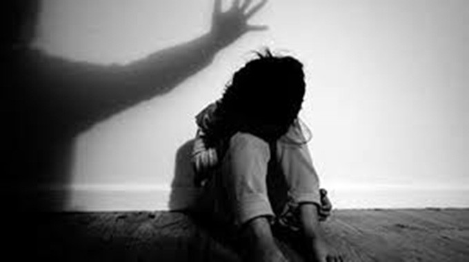  5. Truy tìm kẻ khiến nữ sinh lớp 8 mang thai 5 tháng: Ngày 28/9, Công an tỉnh Thanh Hóa đang điều tra, làm rõ vụ việc nữ sinh N.T.N (13 tuổi, ngụ xã Quảng Long, huyện Quảng Xương) mang thai 5 tháng tuổi. Trước đó, chị N.T.H trình báo về việc con chị là cháu N. bị một thanh niên tên L. (28 tuổi, ngụ huyện Quảng Xương) quan hệ dẫn đến có thai, và đề nghị cơ quan chức năng điều tra, làm rõ.