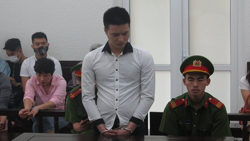  7. Mất mạng vì sờ soạng, đòi quan hệ tình dục đồng tính: Ngày 28/9, TAND TP Hà Nội đã tuyên phạt chung thân bị cáo Nguyễn Hữu Thực (SN 1999, ở Ngọc Lâm, Long Biên) về tội “Giết người”. Bị hại trong vụ án là anh Lê Duy Hiếu (SN 1987, ở quận Hai Bà Trưng, Hà Nội). Trước đó, do anh Hiếu sờ soạng, muốn quan hệ tình dục đồng tính với Thực nên đã bị Thực đâm tử vong. 