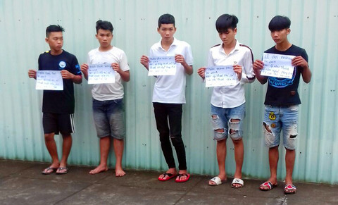  6. Bắt 7 đối tượng tuổi teen, gây ra hàng loạt vụ cướp: Ngày 28/9, Công an huyện Châu Thành A, tỉnh Hậu Giang đã bắt giữ 7 đối tượng về hành vi cướp giật tài sản. Phương thức là các đối tượng đeo khẩu trang điều khiển xe máy đi trên các tuyến đường quốc lộ bám theo người đi đường, lựa chọn nơi vắng rồi cướp tài sản của nạn nhân. Tất cả vụ cướp, tài sản ước tính lên đến hàng trăm triệu đồng. 