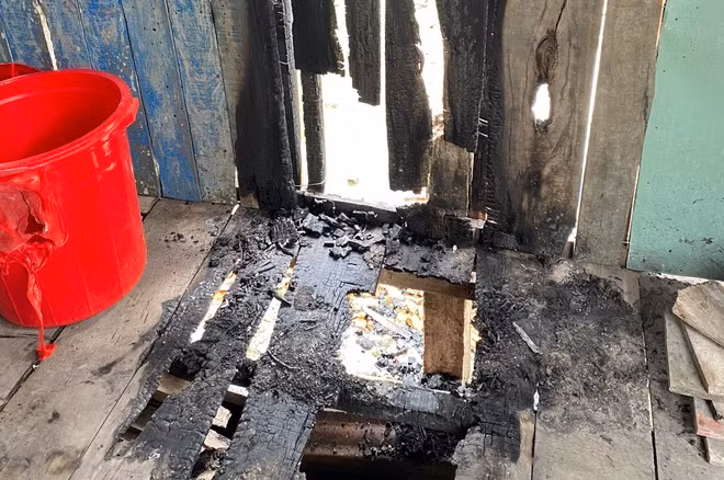  3. Truy tìm kẻ phóng hỏa, bỏ thuốc trừ sâu vào lu nước: Ngày 21/9, Công an huyện Cai Lậy, tỉnh Tiền Giang đang điều tra vụ đốt nhà, bỏ thuốc trừ sâu vào lu chứa nước. Bà Nguyễn Thị Thanh Thúy (36 tuổi, ngụ xã Cẩm Sơn) phát hiện căn nhà của bà Lê Bích Thuận (44 tuổi) bị cháy. Bà Thúy tri hô và cùng hàng xóm dập lửa. Khi người dân lấy nước trong lu để chữa cháy thì họ ngửi thấy mùi thuốc trừ sâu bốc lên nồng nặc. 