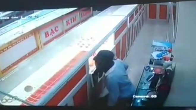  6. Nam sinh lớp 9 đột nhập tiệm vàng: Ngày 21/9, Công an huyện Nông Cống, tỉnh Thanh Hóa, đang tạm giữ nghi phạm 14 tuổi để điều tra về vụ trộm tiệm vàng. Gia đình chủ cửa hàng kinh doanh vàng Kim Long đang ăn cơm thì nghe tiếng động. Chạy ra kiểm tra, họ phát hiện một người bịt mặt, đeo găng tay đang cạy tủ vàng. Kẻ gian bỏ chạy nhưng bị người dân bắt giữ tổng giá trị vàng bị cướp hơn 400 triệu đồng.