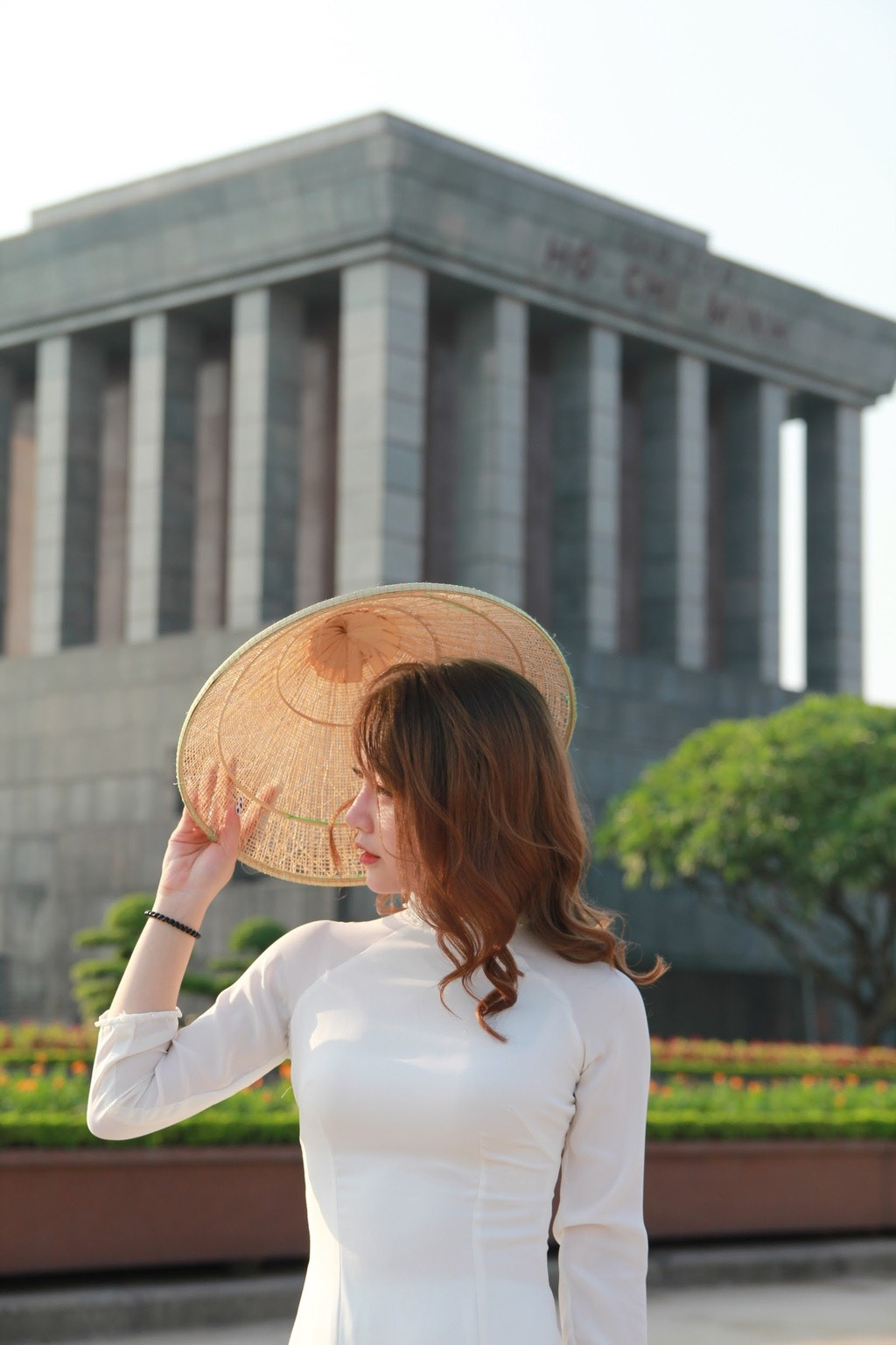 Nữ sinh viên khoe sắc trong tà áo dài trắng truyền thống dịu dàng tại Lăng Bác, địa điểm đặc biệt tại Thủ đô. 