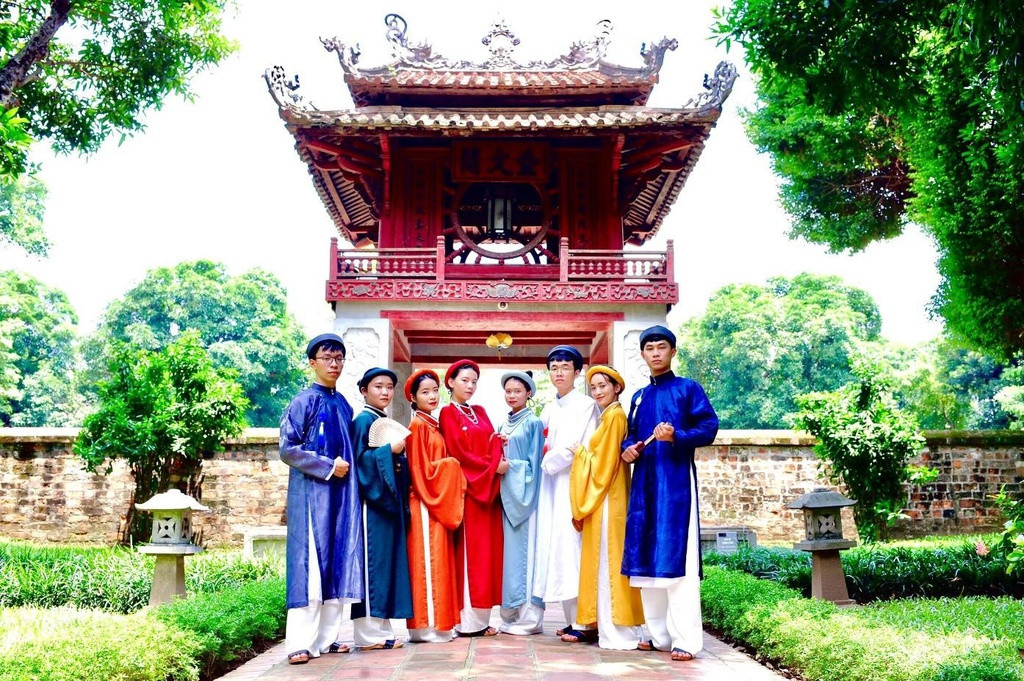 Địa danh nổi tiếng được các bạn sinh viên chọn tham quan rất đa dạng như Lăng Bác, chùa Một Cột, đền Quán Thánh, Văn Miếu - Quốc Tử Giám, Hoàng thành Thăng Long, công viên Lê-Nin, Cột cờ Hà Nội, con đường gốm sứ, cầu Long Biên, hồ Hoàn Kiếm…