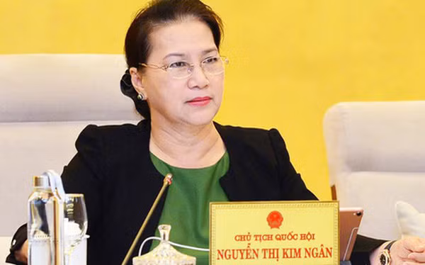  Bà Nguyễn Thị Kim Ngân sinh năm 1954, quê Bến Tre, là Chủ tịch Quốc hội; Ủy viên Bộ Chính trị khóa XI, XII; Ủy viên Trung ương Đảng khóa IX, X, XI, XII; Bí thư Trung ương Đảng khóa XI; đại biểu Quốc hội khóa XII, XIII, XIV.