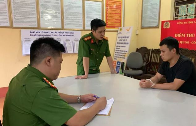 Tam giu hinh su doi tuong dung dao dam 2 cong an nhap vien