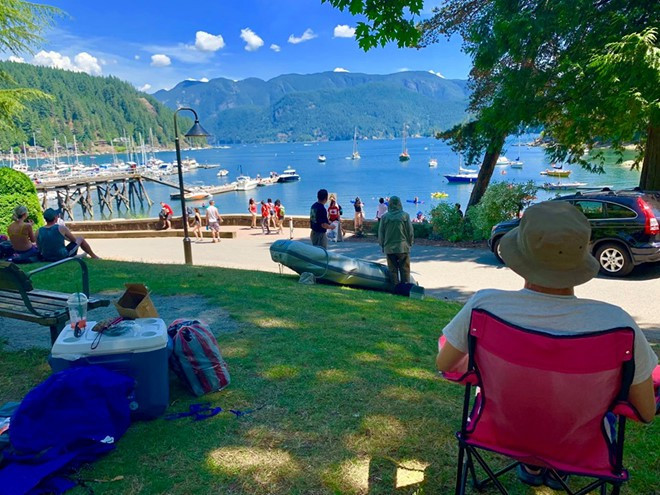 Khi cố bò ra giữa đường để tìm người giúp, Nghiêm bị hai đối tượng trên tiến đến cắt 3 nhát dao vào chân. Gây án xong, các đối tượng phóng xe máy trốn khỏi hiện trường. Sau khi bị hai kẻ lạ mặt tấn công, anh Nghiêm bị bỏng 80% cơ thể, mất thị lực một mặt, gương mặt bị hủy hoại, còn chị Trâm bị bỏng nhẹ.