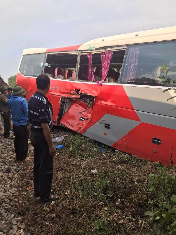 Vào thời điểm trên, chiếc xe ô tô loại 45 chỗ chở học sinh lưu thông qua đường ngang thì bị tàu hỏa đi tới đâm trúng. Chiếc xe ô tô bị tàu đẩy đi một đoạn thì dừng lại ven đường tàu. 