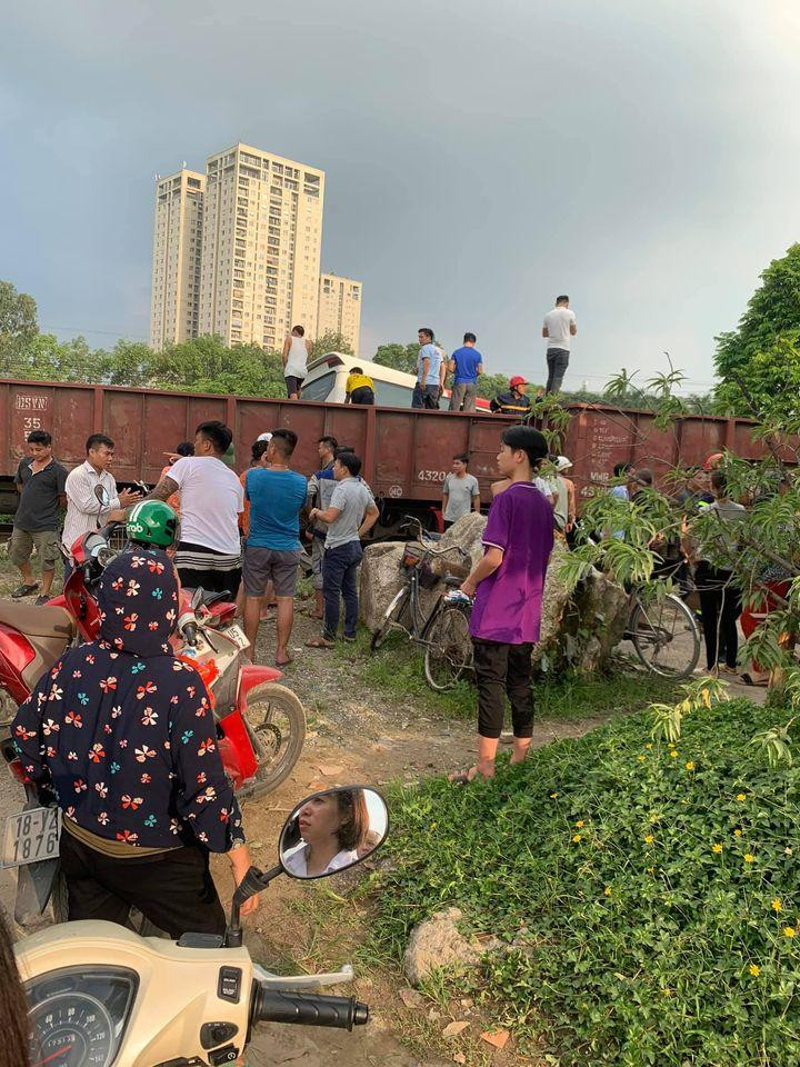 Vụ tai nạn đã khiến nhiều người dân hiếu kỳ đến xem.