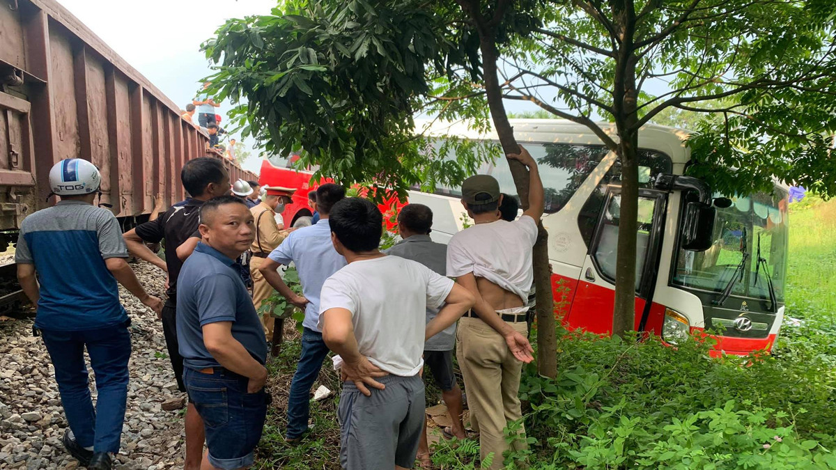 Nguyên nhân vụ tàu hỏa va chạm với xe 45 chỗ đang được cơ quan chức năng điều tra, làm rõ.