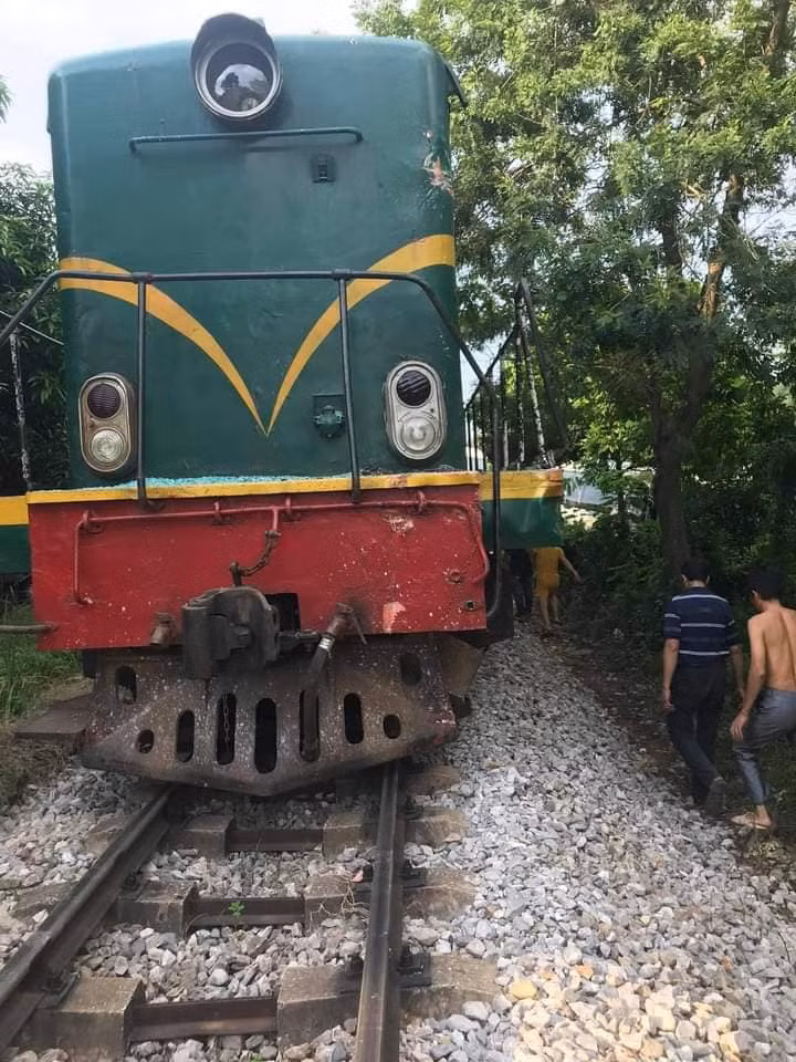 Ngay sau khi nhận được tin báo, lực lượng chức năng quận Nam Từ Liêm có mặt tại hiện trường cùng người dân đưa những người trong xe ô tô ra ngoài đồng thời xử lý vụ việc. 