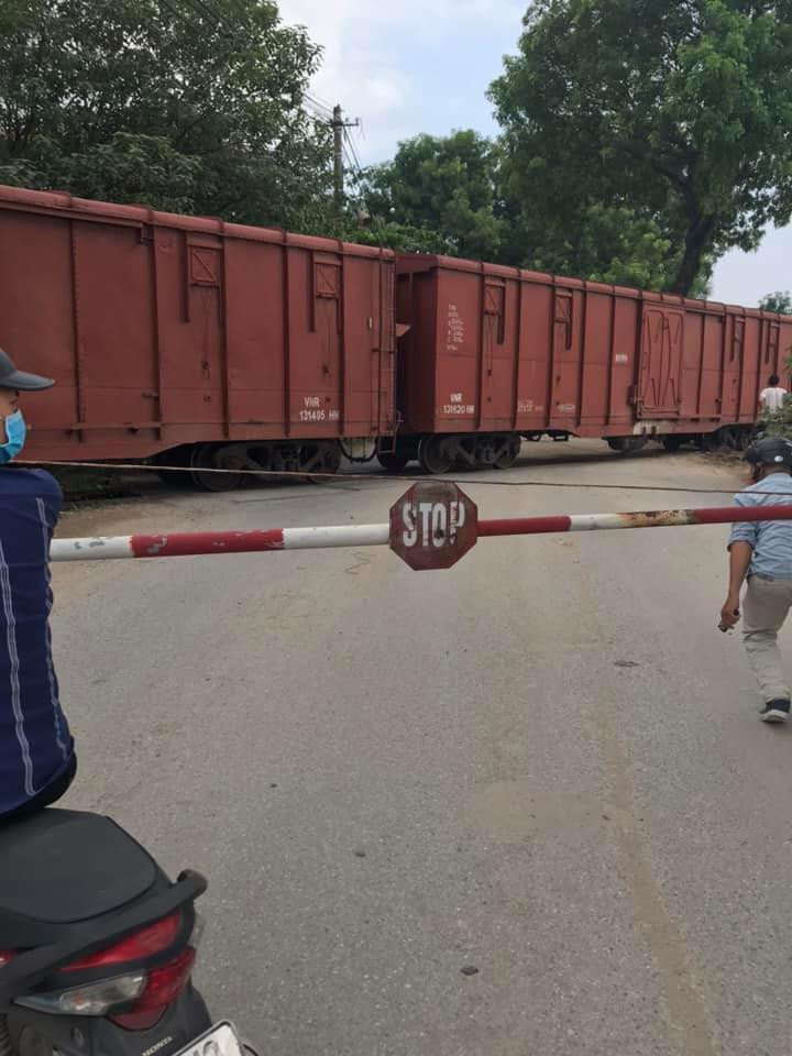 Cùng ngày, lãnh đạo UBND phường Tây Mỗ cho biết, vụ tai nạn khiến một số học sinh bị thương được đưa vào viện kiểm tra sức khỏe. 