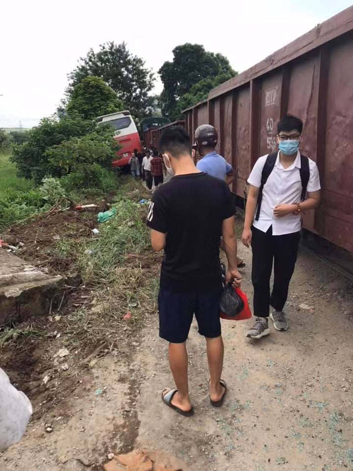 Theo thông tin ban đầu, vụ tàu hỏa va chạm với xe 45 chỗ xảy ra vào khoảng 16h ngày 29/9 tại tuyến đường sắt qua địa bàn phường Tây Mỗ (Nam Từ Liêm, Hà Nội).