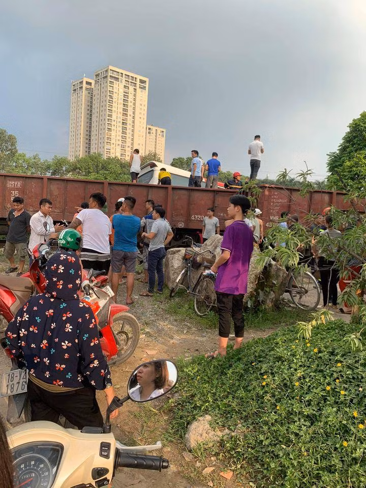 Vụ tai nạn đã khiến nhiều người dân hiếu kỳ đến xem.