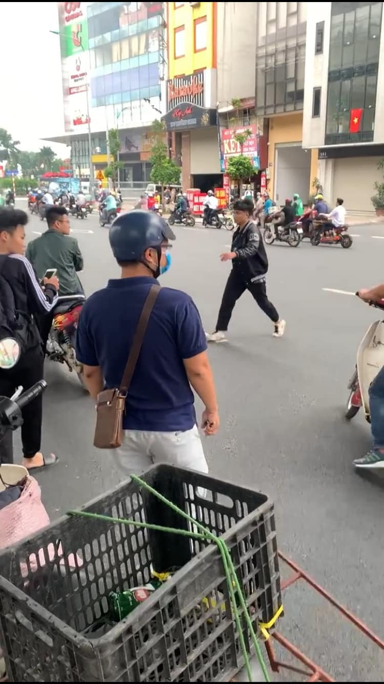 Theo thông tin ban đầu, nhóm thanh niên gồm 4 người đi xe máy đã xảy ra va chạm với người phụ nữ đang mang thai trên đường Trường Chinh, phường Khương Mai, quận Thanh Xuân, Hà Nội khiến nạn nhân bị ngã xuống đường.