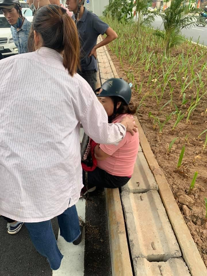 Ngay sau khi xảy ra sự việc mọi người đã dìu nữ thai phụ vào lề đường. Lúc này một người đàn ông đi xe máy đến nhắc nhở nhóm thanh niên đi cẩn thận. Thay vì lắng nghe khuyên nhủ nhóm thanh niên tức tối đòi "xử" người đàn ông trên.