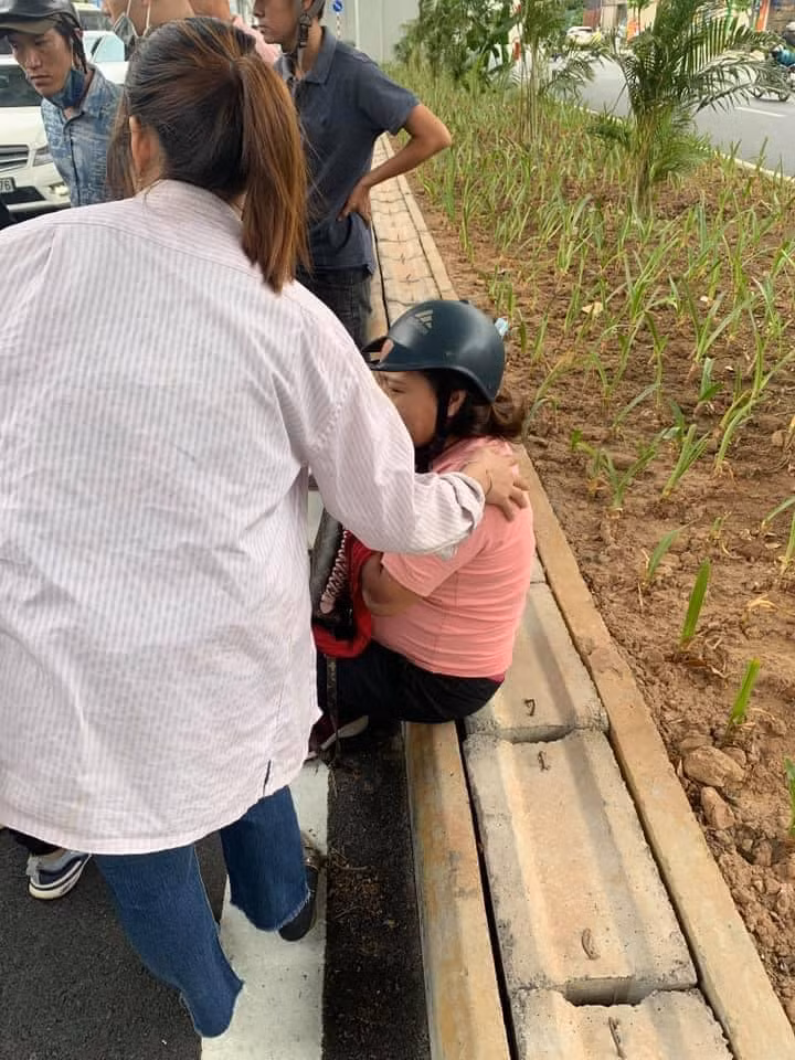 Ngay sau khi xảy ra sự việc mọi người đã dìu nữ thai phụ vào lề đường. Lúc này một người đàn ông đi xe máy đến nhắc nhở nhóm thanh niên đi cẩn thận. Thay vì lắng nghe khuyên nhủ nhóm thanh niên tức tối đòi "xử" người đàn ông trên.