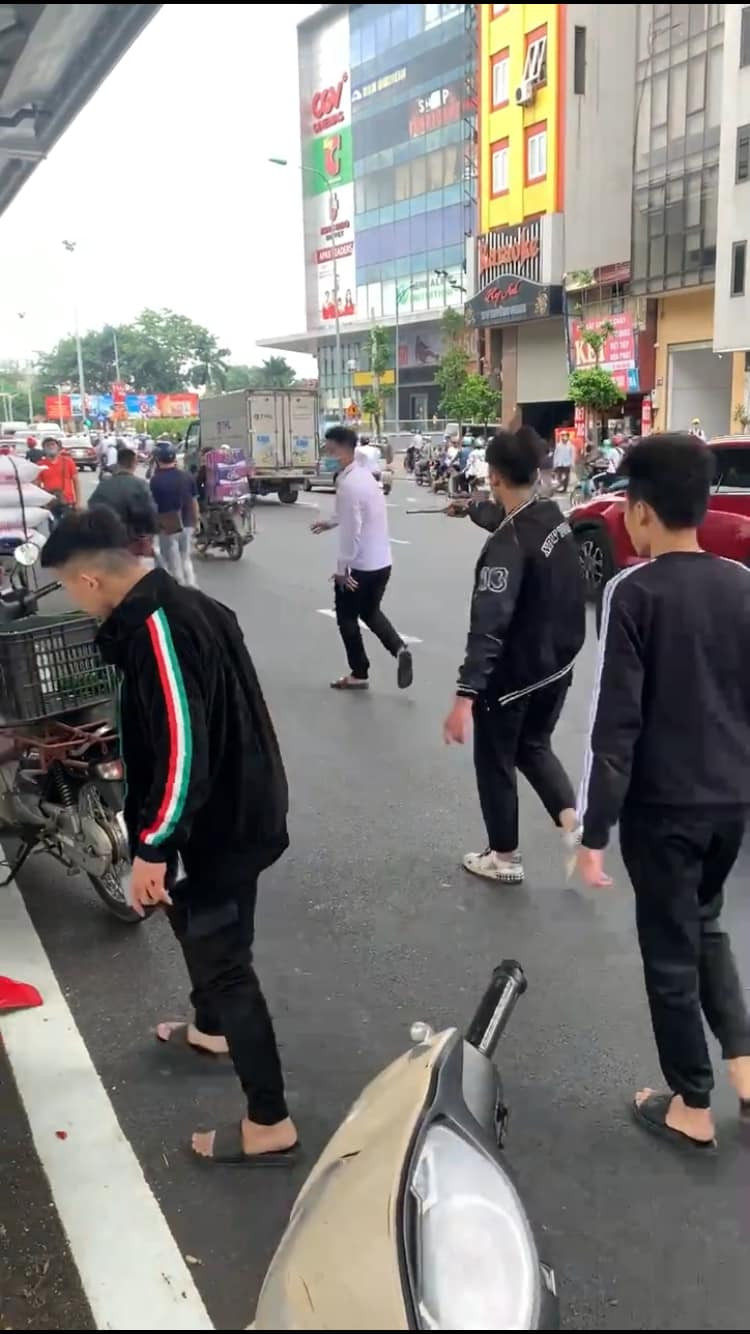 Sự việc sau khi được đăng tải lên mạng xã hội đã khiến nhiều người vô cùng bức xúc trước hành động của nhóm thanh niên trên. Nhiều người mong cơ quan chức năng vào cuộc xử lý nhóm đối tượng này.