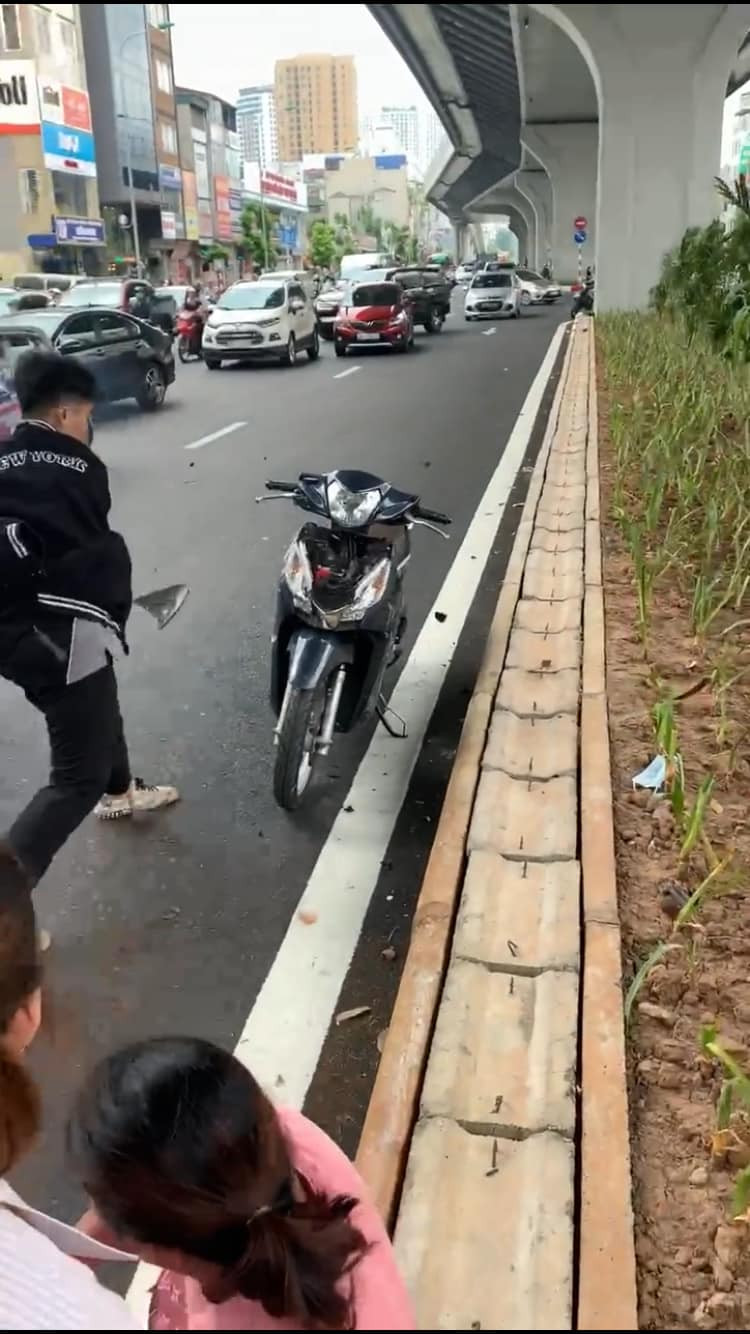 Sau khi xảy ra sự việc nữ thai phụ đã được người thân đưa đến bệnh viện kiểm tra sức khoẻ. Người đàn ông bị đập vỡ xe cùng một số người dân ghi lại sự việc đã lên cơ quan công an trình báo.