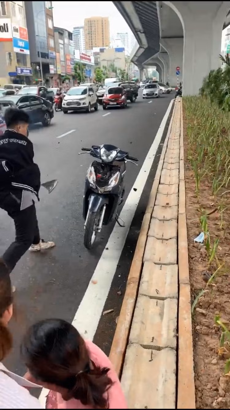 Sau khi xảy ra sự việc nữ thai phụ đã được người thân đưa đến bệnh viện kiểm tra sức khoẻ. Người đàn ông bị đập vỡ xe cùng một số người dân ghi lại sự việc đã lên cơ quan công an trình báo.