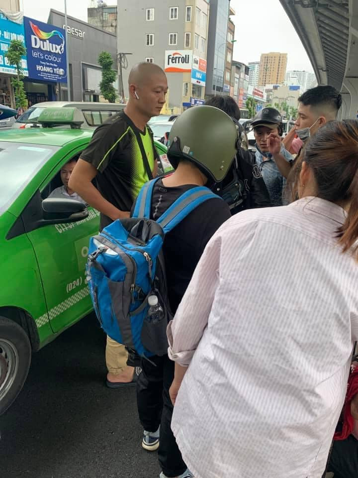 Lúc này một thanh niên cầm trên tay gậy sắt khá hung hãn liên tục khua, thách thức. Sợ hãi người đàn ông khuyên nhủ vội dựng xe máy bỏ chạy. Do bực tức nam thanh niên đã cầm gậy sắt đập vỡ mặt trước xe máy sau đó cả nhóm nhanh chóng rời đi.