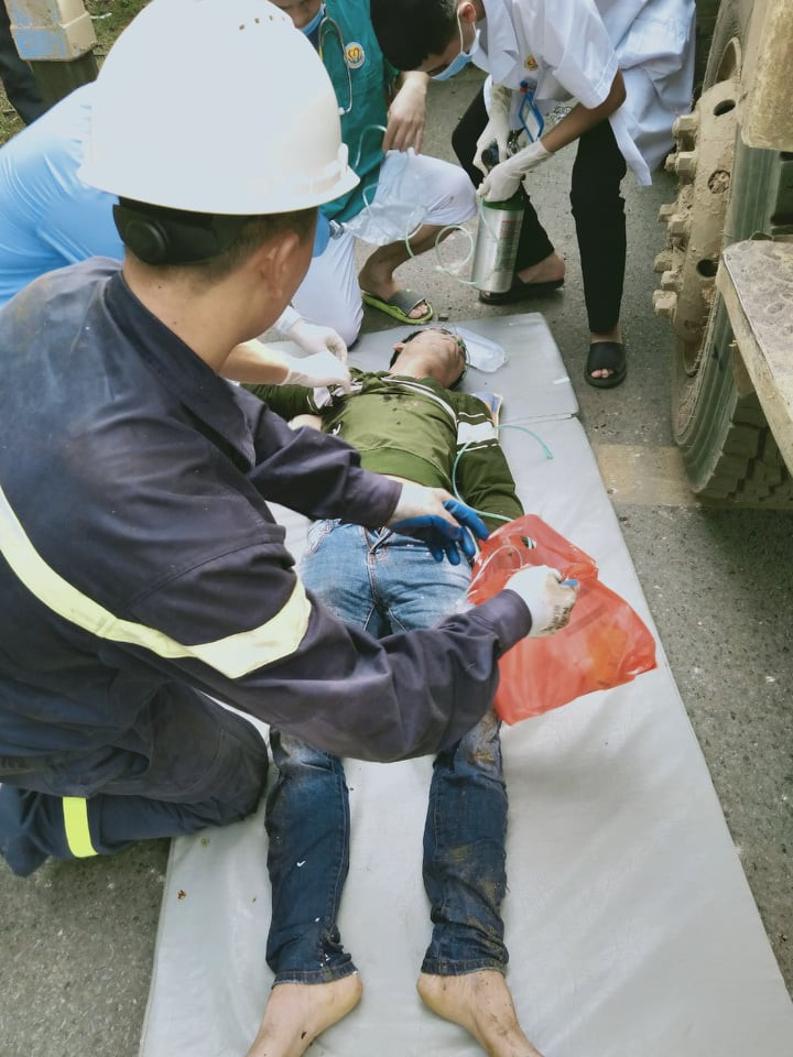 Hiện vụ xe tải bị lật nghiêng đang được lực lượng chức năng đang điều tra làm rõ nguyên nhân