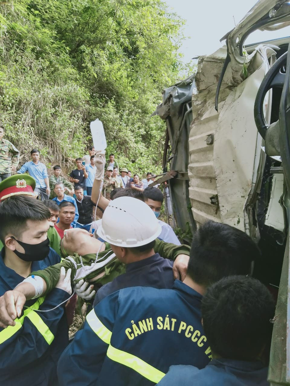 Đặc biệt, đèo Chiềng Đông có độ dài khoảng 8km từ Km 253-262, nhưng có dốc cao, dài, đường hẹp, chỉ cần một xe vượt ẩu có thể gây tai nạn liên hoàn. Mỗi khi mưa lũ còn gây ra tình trang sạt lở, hạn chế tầm nhìn, độ bám dính của lốp kém. Các lái xe cần lưu ý mỗi khi đi qua đặc biệt là vào mùa mưa. 