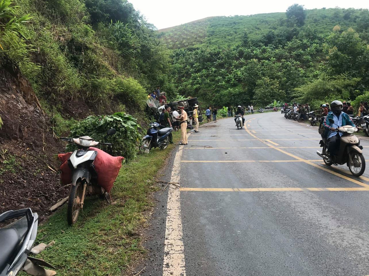 Ngay lập tức lực lượng CSGT Phòng CSGT Công an tỉnh Sơn La đã phối hợp với lực lượng PCCC, Công an huyện Yên Châu cùng người dân phá ca-bin đưa 2 nạn nhân đi cấp cứu và hoàn thành cứu hộ vào khoảng 8h40 cùng ngày. 