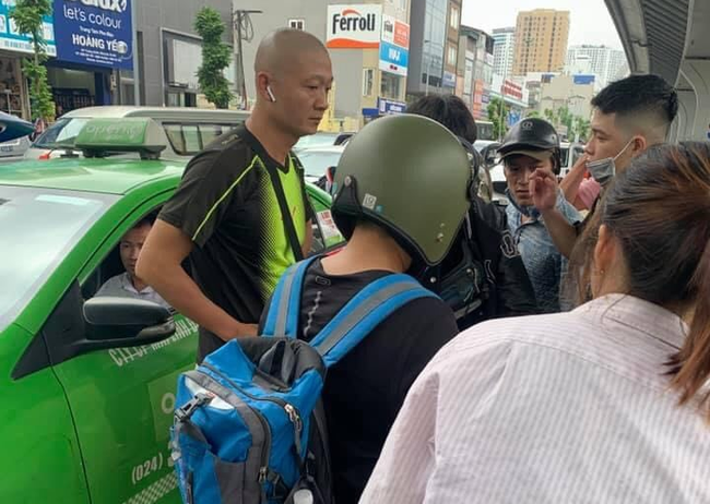 Theo người chứng kiến, nguyên nhân ban đầu do 4 thanh niên đi xe máy va chạm với một thai phụ trên đường Trường Chinh (phường Khương Mai, quận Thanh Xuân) khiến nạn nhân ngã xuống đường.