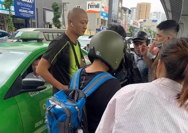 Theo người chứng kiến, nguyên nhân ban đầu do 4 thanh niên đi xe máy va chạm với một thai phụ trên đường Trường Chinh (phường Khương Mai, quận Thanh Xuân) khiến nạn nhân ngã xuống đường.